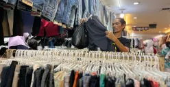 Suasana di lokasi penjualan pakaian bekas atau thrifting di Pasar Senen, Jakarta Pusat, Kamis, 23 Oktober 2025. (Sumber: Poskota/Pandi Ramedhan)