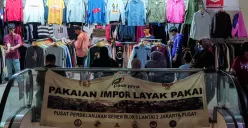 Sejumlah calon pembeli memilih pakaian bekas impor di Pasar Senen, Jakarta, Kamis, 23 Oktober 2025. (Sumber: Poskota/Bilal Nugraha Ginanjar)