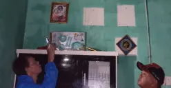 Petugas BPBD Kabupaten Bekasi meninjau rumah warga yang terdampak hujan deras disertai angin kencang akibat cuaca ekstrem. (Sumber: BPBD Kabupaten Bekasi)