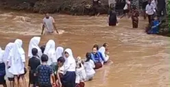 Tangkap layar sejumlah siswa SD dan SMP di Kampung Cegog, Desa Rancapinang, Kecamatan Cimanggu, Kabupaten Pandeglang, saat menyeberang sungai menuju sekolah.