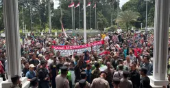 Ratusan sopir angkot menggelar demo di Balai Kota Bogor, Paledang, Kecamatan Bogor Tengah, Kamis, 23 Oktober 2025. (Sumber: Poskota/Giffar Rivana)