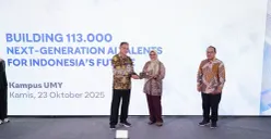 Direktur Utama Telkom, Dian Siswarini, saat memberikan cinderamata pada acara Digistar Connect: Building 113.000 Next Generation AI Talents for Indonesia’s Future di UMY pada Kamis, 23 Oktober 2025. (Sumber: Corcom Telkom)