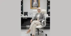 Edit Foto di Kantor dengan OOTD Stylish dan Macbook Pakai Gemini AI (Sumber: TikTok/@stefanie_vaulina)