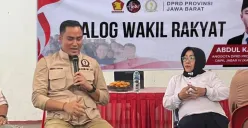 Anggota DPRD Jabar, Abdul Karim berdialog dengan masyarakat di Aula desa Songgom, Kecamatan Gekbrong, Kabupaten Cianjur. (Sumber: Dok. Istimewa)