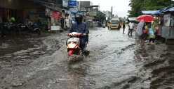 Kondisi Banjir di kawasan Pasar Panorama Lembang, Kayuambon, Lembang, Kabupaten Bandung Barat, Jumat, 24 Oktober 2025. (Sumber: Poskota/Gatot Poedji Utomo)
