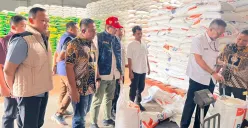 Tim Satgas Pengendalian Harga Beras saat memeriksa kondisi beras di gudang Bulog Serang. (Sumber: Dok. Dirreskrimsus Polda Banten)