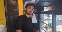 Seorang warga, Syahrul, 30 tahun, menceritakan dua pelaku diduga komplotan curanmor dihajar massa setelah kepergok saat akan mencuri motor di kawasan Tambora, Jakarta Barat. (Sumber: Poskota/Pandi Ramedhan)