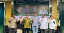 Anggota DPRD Jabar, Abdul Karim (tengah) berfoto bersama para tokoh dan perwakilan pemerintah daerah seusai Mimbar Sarasehan Festival Ngopi Tani di Puncak Resort International, Cianjur, Jawa Barat, Kamis, 23 Oktober 2025. (Sumber: Dok. Istimewa)