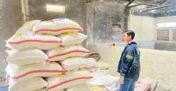 Personel Unit Tipidter Polres Serang saat memeriksa beras di gudang produsen. (Sumber: Polres Serang)