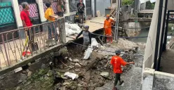 Situasi dua jembatan roboh di Gang Saluran, Utan Kayu Selatan, Jakarta Timur, Jumat, 24 Oktober 2025. (Sumber: Poskota/M. Tegar Jihad)