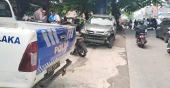 Personel Laka Lantas Polres Metro Depok melakukan olah TKP atas insiden kecelakaan di Jalam Santosa, Sukmajaya, Kota Depok. (Sumber: Polres Metro Depok)