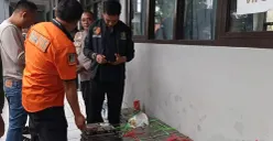 Anggota Polsek Lembang Polres Cimahi, menunjukan menu santap siang gratis. (Sumber: Poskota/Gatot Poedji Utomo)