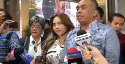 Selebgram Lisa Mariana bersama kuasa hukumnya setelah pemeriksaan di Bareskrim Polri, Jakarta Selatan, Jumat, 24 Oktober 2025. (Sumber: Poskota/Ali Mansur)