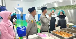 Wakapolres Metro Bekasi Kota, AKBP Bayu Pratama Gubunagi, meninjau dapur MBG Pekayon Jaya, Kecamatan Bekasi Selatan, Kota Bekasi, Jumat, 24 Oktober 2025. (Sumber: Poskota/Nurpini Aulia Rapika)