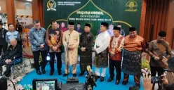 Ketua DPD RI Sultan B Najamudin bersama sejumlah tokoh Melayu menghadiri acara welcome dinner jelang pembukaan Konvensyen Dunia Melayu Dunia Islam (DMDI) ke-23 di Gedung DPD RI, Jakarta, Kamis, 23 Oktober 2025. (Sumber: Poskota/Heri Effendi)