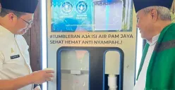 Penyerahan simbolis Water Purifier di Ponpes Daarul Rahman, Jakarta Selatan. (Sumber: Dok. Kominfotik PAM Jaya)