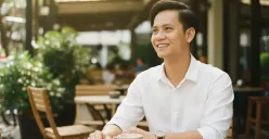 Hasil edit prompt Gemini AI terbaru untuk edit foto cowok dengan efek kamera analog. (Sumber: Freepik/drobotdean)