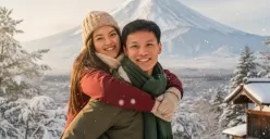 Hasil edit prompt Gemini AI viral foto pasangan menikmati keindahan Gunung Fuji Jepang. (Sumber: Freepik)