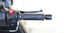 Handgrip motor yang longgar bisa mengganggu kenyamanan dan berisiko membahayakan pengendara. (Sumber: Suzuki)