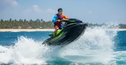 Hasil edit prompt Gemini AI foto cowok keren di pantai sambil bermain jetski. (Sumber: Freepik/pressfoto)