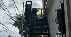 Garis polisi dipasang di TKP tewasnya karyawan warkop Medan akibat tersengat listrik di Jalan Berdikari, Kelurahan Sukabumi Utara, Kecamatan Kebon Jeruk, Jakarta Barat. (Sumber: POSKOTA | Foto: Pandi Ramedhan)