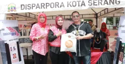 Wali Kota Serang, Budi Rustandi, di stand Disparpora. (Sumber: Dok. Kominfo Kota Serang)