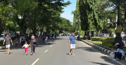 Warga menikmati uji coba CFD di Jalan Tegar Beriman, Cibinong, Kabupaten Bogor, Minggu, 26 Oktober 2025. (Sumber: Poskota/Giffar Rivana)