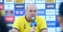 Potret pelatih Persib Bandung, Bojan Hodak yang mengisyaratkan rotasi pemain saat berhadapan dengan Persis Solo. (Sumber: Persib)