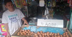 Pedagang telur di Pasar Reni Jaya Lama, Kelurahan Pondok Petir, Kecamatan Bojongsari, Kota Depok, Minggu, 26 Oktober 2025. (Sumber: Poskota/Angga Pahlevi)