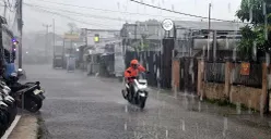 Hujan deras mengguyur Kota Depok pada Minggu, 26 Oktober 2025, yang mengakibatkan Jalan Haji Nawi Malik, Bojongsari, tergenang. (Sumber: POSKOTA | Foto: Angga Pahlevi)