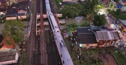 Petugas gabungan mengevakuasi rangkaian KA Purwojaya yang anjlok di emplasemen Stasiun Kedunggedeh, Kecamatan Kedungwaringin, Kabupaten Bekasi. (Sumber: Istimewa)