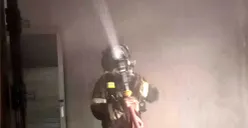 Petugas Damkar memadamkan api yang membakar rumah warta di Perumahan Taman Duta, Kota Depok. (Sumber: Dok Damkar Depok)