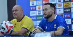Kapten Persib Bandung, Marc Klok, (kanan), memberikan pernyataan kepada wartawan, Minggu, 26 Oktober 2025. (Sumber: POSKOTA | Foto: Gatot Poedji Utomo)