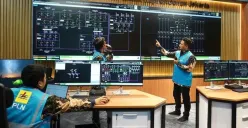 Petugas PLN UID Jakarta Raya memantau kondisi sistem kelistrikan ibu kota secara real time melalui Control Center PLN di Istana Kepresidenan, Jakarta. (Sumber: Dok. PLN UID Jakarta Raya)