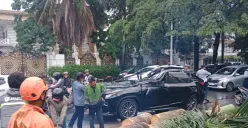 Situasi di TKP pohon tumbang yang menimpa mobil Lexus di kawasan Pondok Indah, Jakarta Selatan, pada Minggu siang, 26 Oktober 2025. (Sumber: BPBD Jakarta)