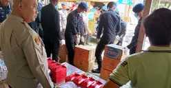 Kapolres Serang AKBP Condro Sasongko (kiri) memantau barang kebutuhan sebelum dibagikan kepada warga yang direlokasi. (Sumber: POSKOTA | Foto: Rahmat Haryono)