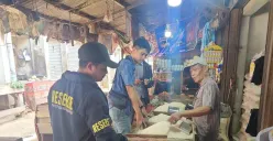Tim Satgas Pangan mengecek harga beras di pasar tradisional Ciruas. (Sumber: Dok. Satreskrim Polres Serang)