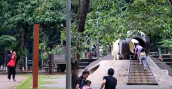 Warga beraktivitas di Tebet Eco Park, Tebet, Jakarta Selatan, Minggu, 26 Oktober 2025. (Sumber: POSKOTA | Foto: Bilal Nugraha Ginanjar)