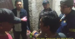 Petugas kepolisian memeriksa saksi penemuan seorang wanita lansia yang ditemukan tewas di rumahnya di Jonggol, Kabupaten Bogor. (Sumber: Dok Polsek Jonggol)