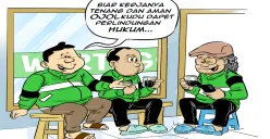 Tiga pengemudi ojek online berbincang santai di warteg sambil menikmati kopi, membahas pentingnya perlindungan hukum agar kerja ojol lebih tenang dan aman. (Sumber: Poskota/Arif Setiadi)