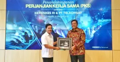 Dirut Telkomsat Lukman Hakim Abd Rauf (kanan) saat memberikan cinderamata kepada Wamenkes Prof. dr. Dante Saksono Harbuwono, Sp.PD-KEMD., Ph.D (kiri), Kamis, 23 Oktober 2025. (Sumber: Corporate Communication PT Telkom Indonesia (Persero) Tbk)