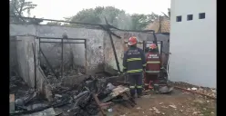 Tangkap layar petugas memadamkan api yang melalap 10 kontrakan di Cileungsi, Kabupaten Bogor.
