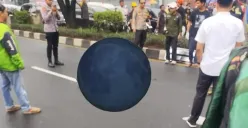 Tangkap layar anggota Polsek Beji turun mengamankan TKP evakuasi korban kecelakaan tutup usia di Margonda Raya.