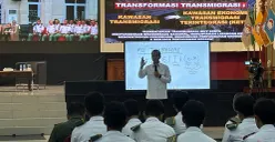 Menteri Transmigrasi, Muhammad Iftitah Sulaiman Suryanagara, memberikan kuliah umum di Unhan Hambalang. (Sumber: POSKOTA | Foto: Giffar Rivana)