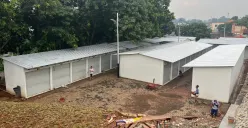 Kondisi kios baru untuk eks pedagang Pasar Barito di Sentra Fauna Lenteng Agung, Jagakarsa, Jakarta Selatan, Senin, 27 Oktober 2025. (Sumber: Poskota/Pandi Ramedhan)