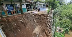 Kondisi tembok penahan tanah longsor di Kampung Nyencle RT 03/RW 01, Kelurahan Cilangkap, Kecamatan Tapos, Kota Depok, Senin, 27 Oktober 2025. (Sumber: Poskota/Angga Pahlevi)
