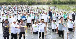 Bupati Tangerang Moch. Maesyal Rasyid mendampingi Wakil Presiden Gibran Rakabuming Raka menanam tanam mangrove di Taman Mangrove di KUA, Kecamatan Mauk, Kabupaten Tangerang, Senin, 27 Oktober 2025. (Sumber: Dok. Diskominfo Kabupaten Tangerang)