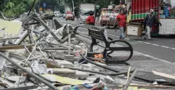Pedagang Pasar Barito, Kramat Pela, Kebayoran Baru, Jakarta Selatan, membawa barang dagangan, Senin, 27 Oktober 2025. (Sumber: Poskota/Bilal Nugraha Ginanjar)