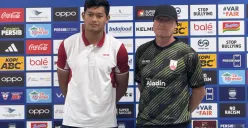 Pelatih Persis Solo, Peter de Roo,(kanan), dan pemain Persis Solo M Riyandhi. (Sumber: Poskota/Gatot Poedji Utomo)