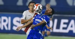 Potret pemain Persib Bandung, Beckham Putra Nugraha berduel dengan pemain Persis Solo. (Sumber: Persib)